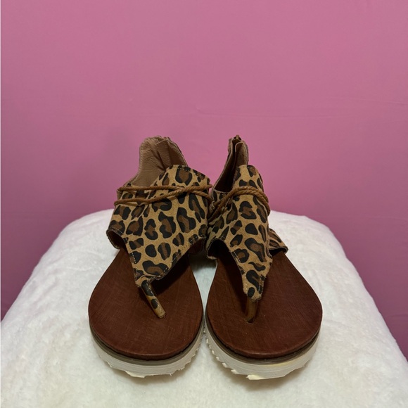 Women’s Leopard Zip Up Sandals Size 9 - Picture 3 of 3